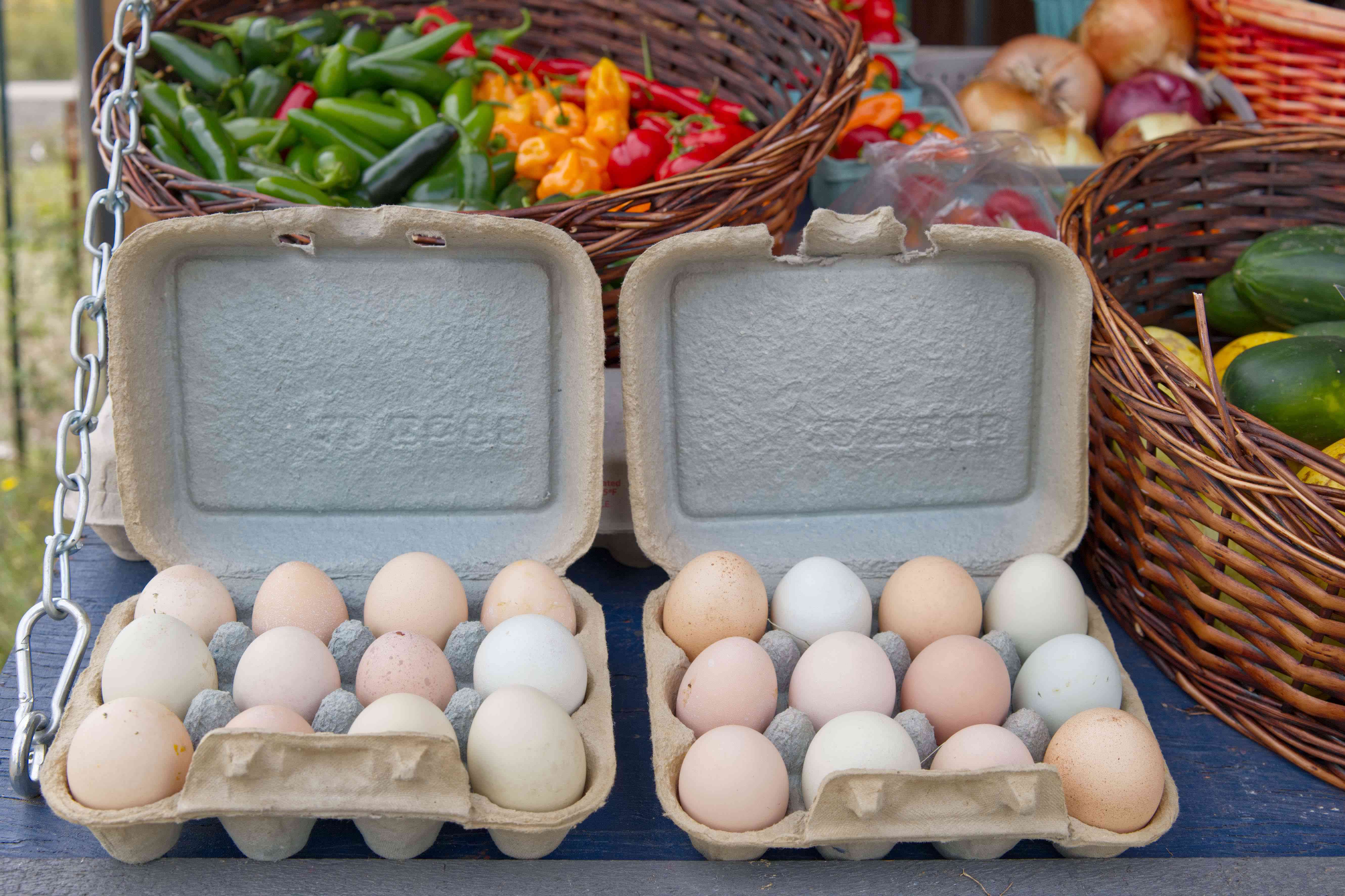 二十打农场的新鲜鸡蛋在农贸市场外出售
