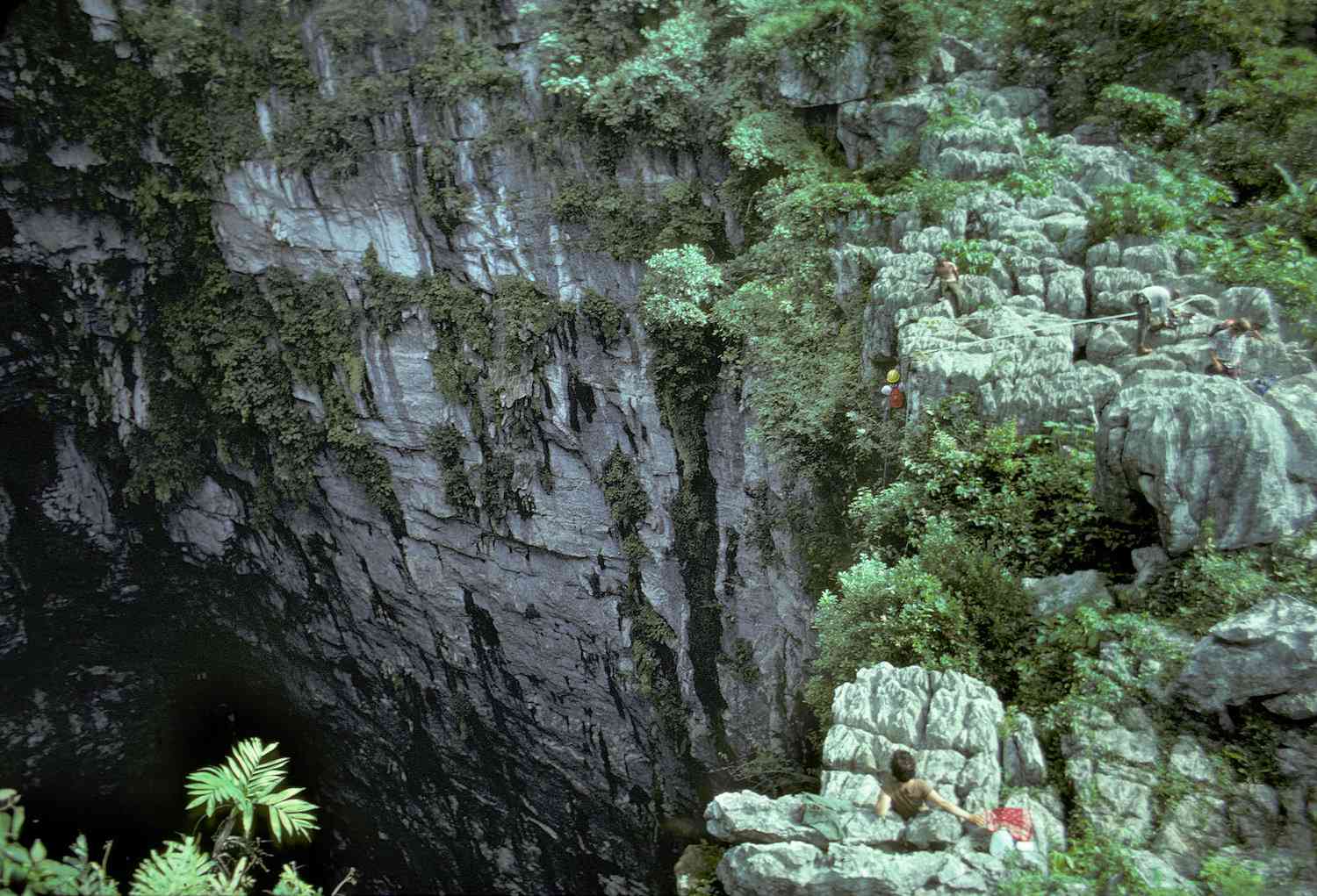 登山者陷入燕子在墨西哥的洞口