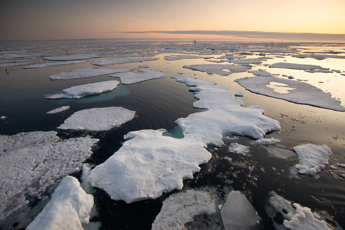 戏剧性的天空和在斯瓦尔巴群岛的北极水中包装冰。“width=