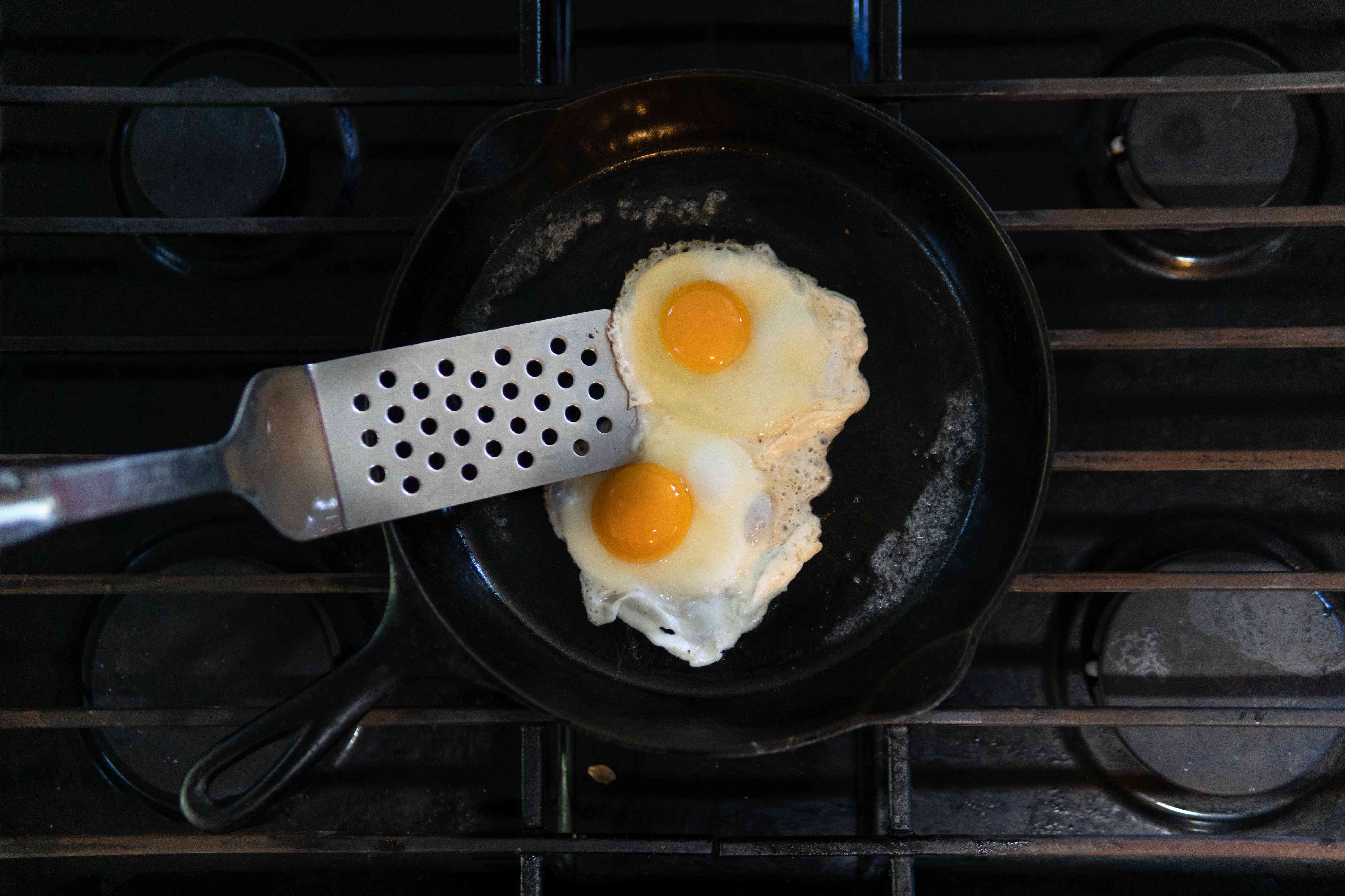 用铸铁炊具煮鸡蛋