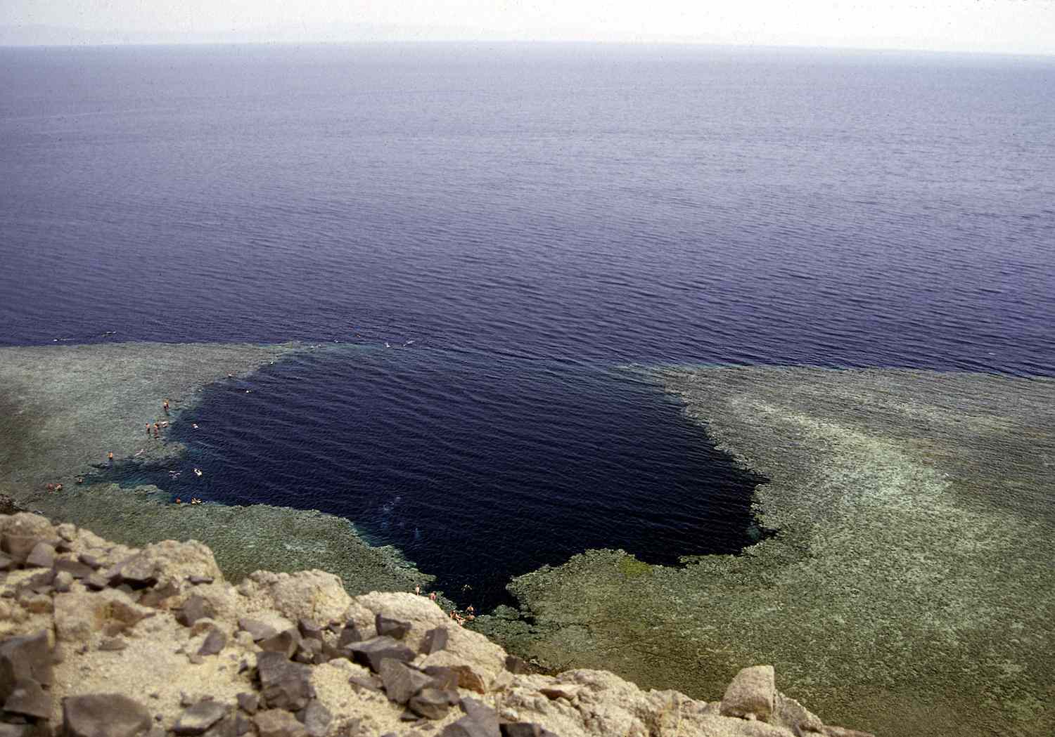 达哈伯的口的蓝洞的海岸线在埃及红海