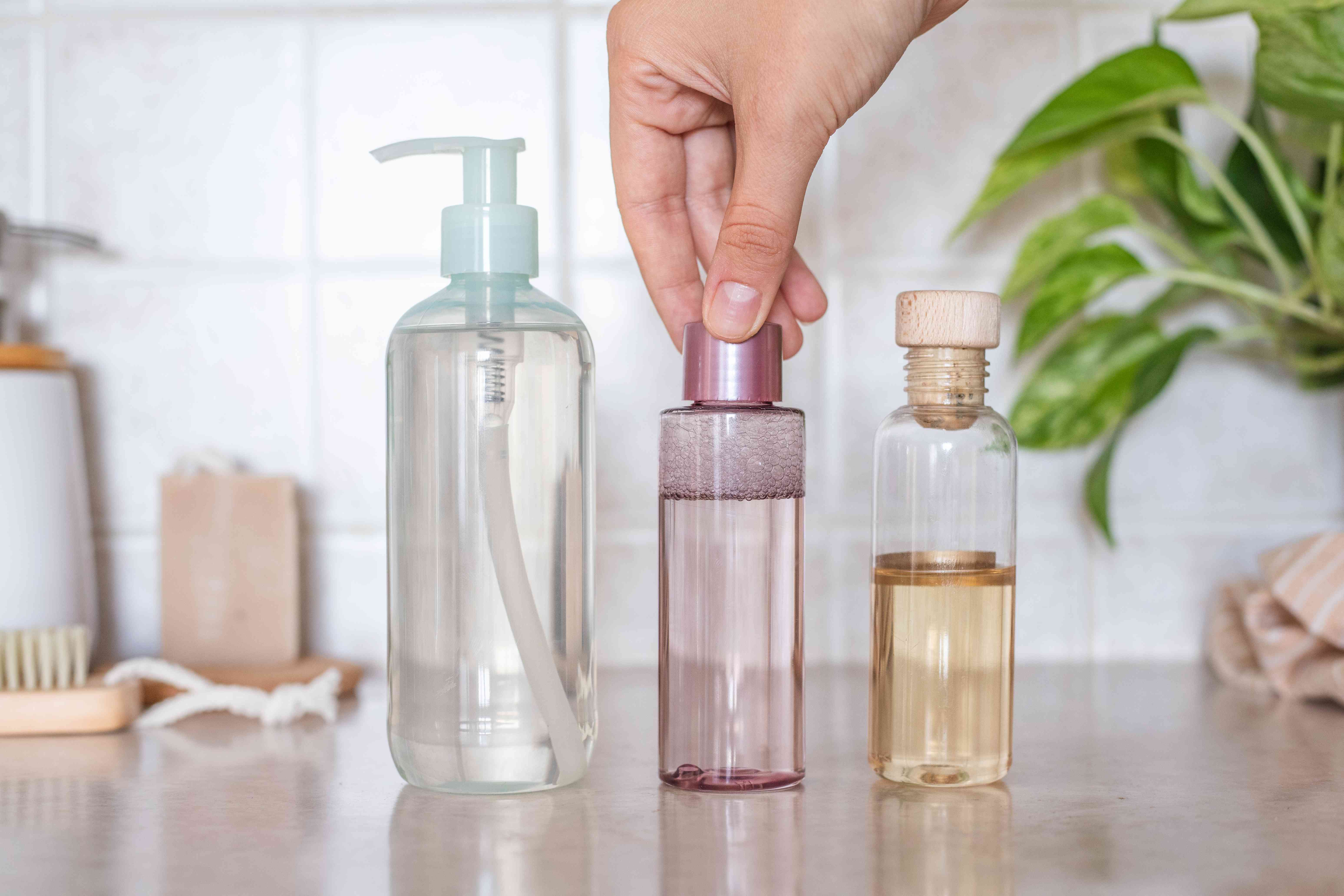 在浴室里伸手拿不同瓶子里的油性和凝胶性清洁剂