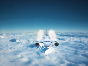 乘客飞机飞到云端