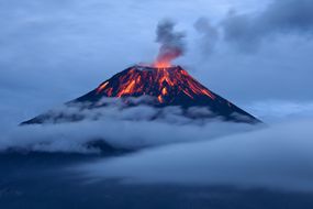通古拉瓦火山在黄昏时分喷发＂width=