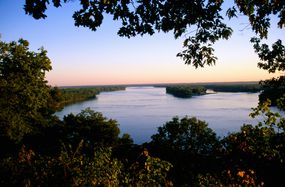 黎明时分的密西西比河。