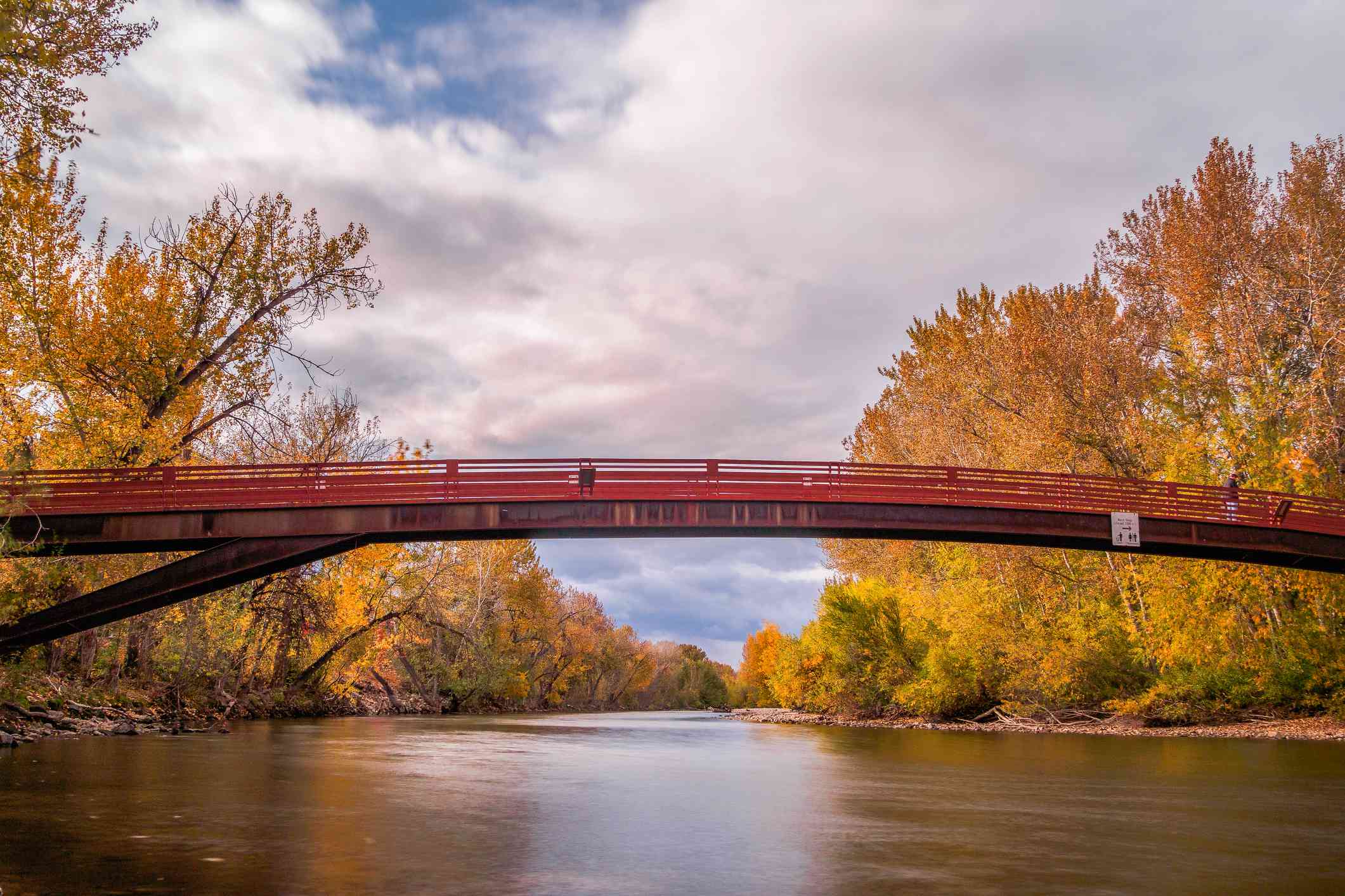 红色的友谊桥横跨博伊西河，树是秋天的颜色