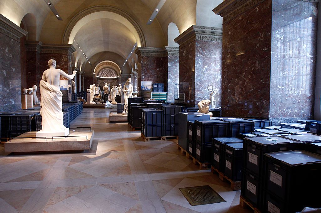 随着巴黎洪水的恶化，卢浮宫中存储的艺术品正在收拾好，并移至更高的地面。