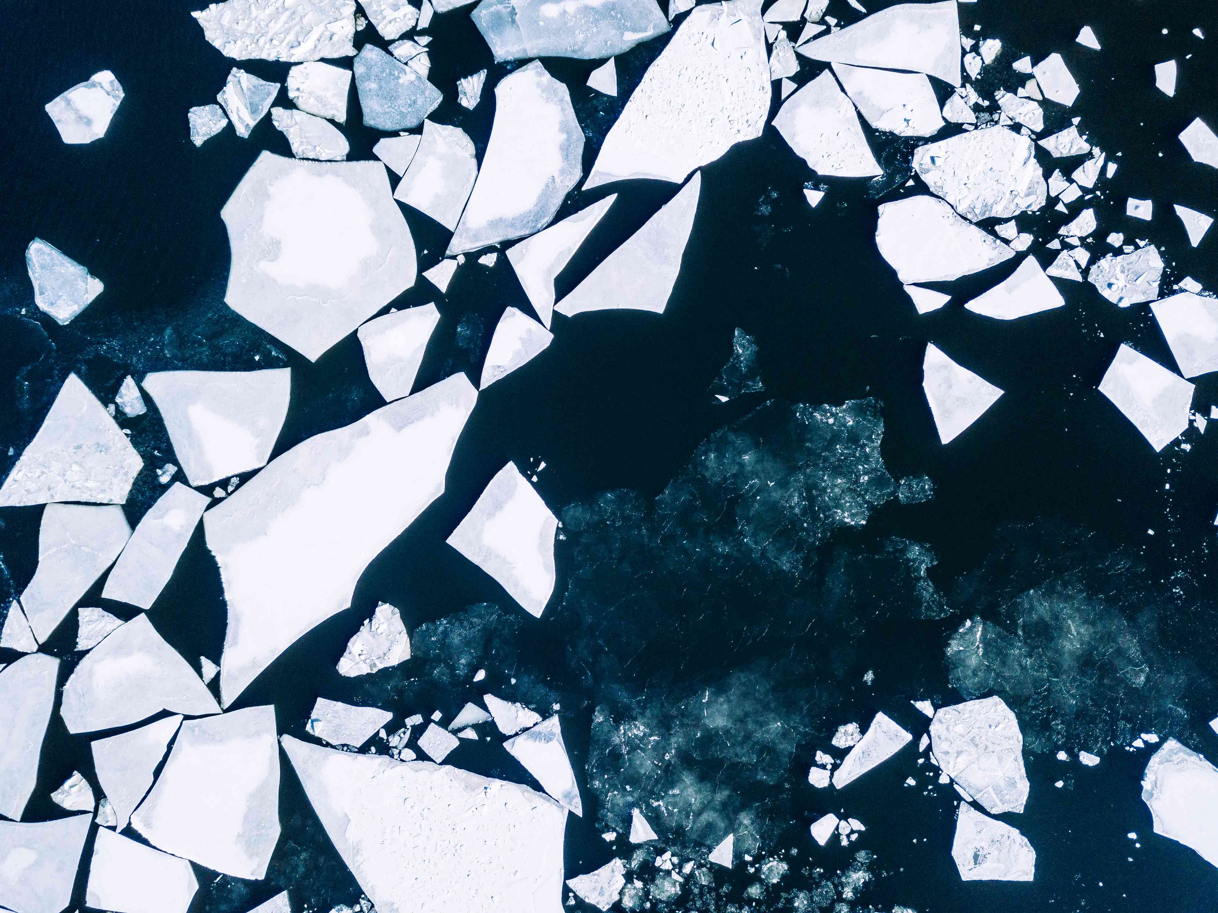 在赫尔辛基附近的波罗的海上，从上到下的冬季鸟瞰图上的裂冰＂width=