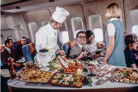 在飞机上用餐＂width=