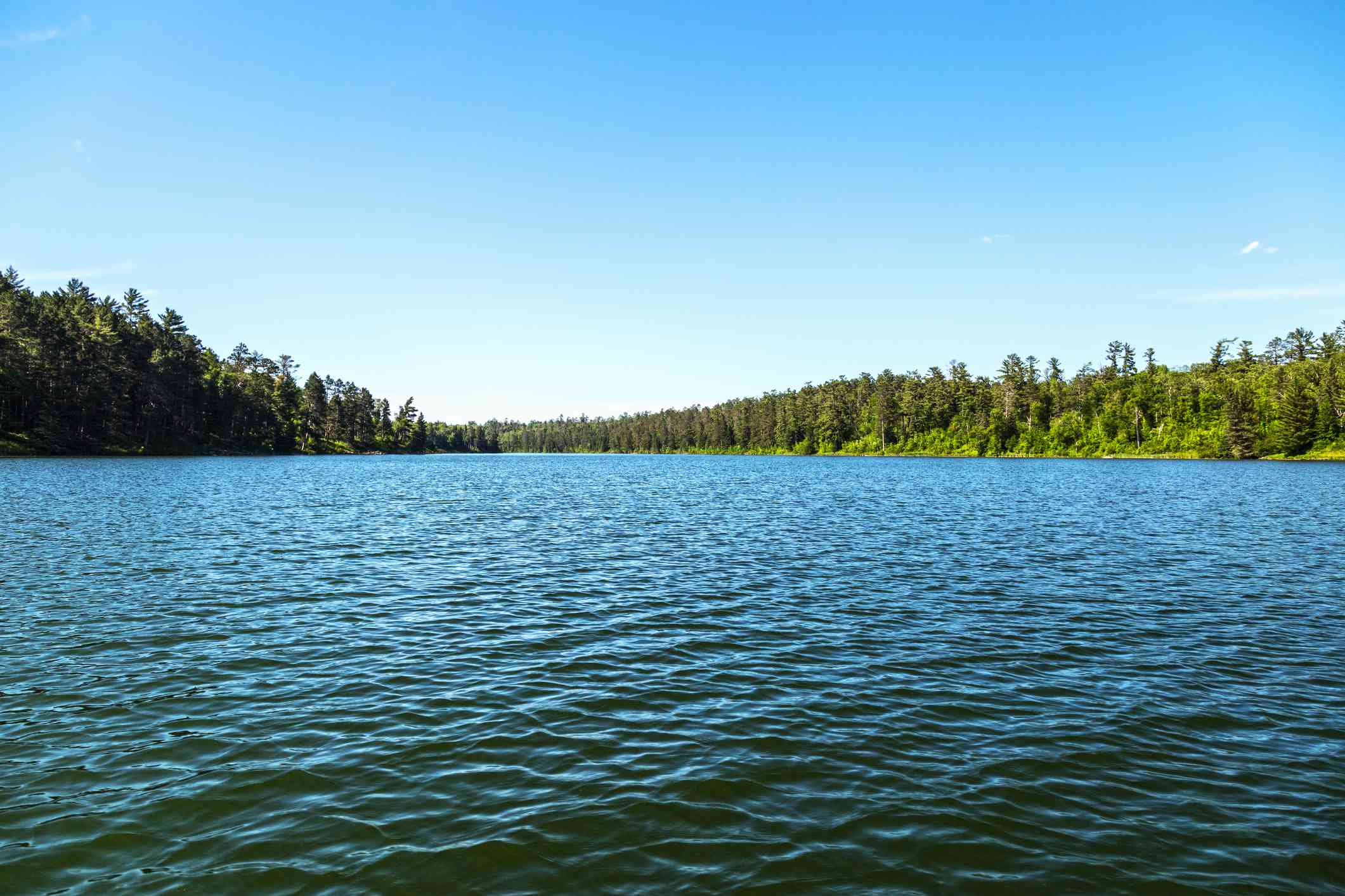 伊塔斯卡湖，远处绿树成荫