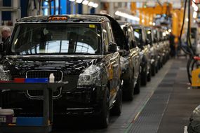2021年10月15日，在英国考文垂的伦敦电动汽车公司(LEVC)工厂，电动出租车正在生产线上组装。