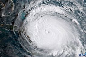 飓风厄玛的卫星图像＂width=