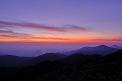 日落期间，轮廓山脉的风景景观