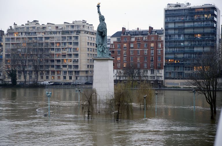 洪水在巴黎塞纳河的高峰水平