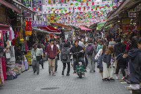 人们走过首尔南大门市场