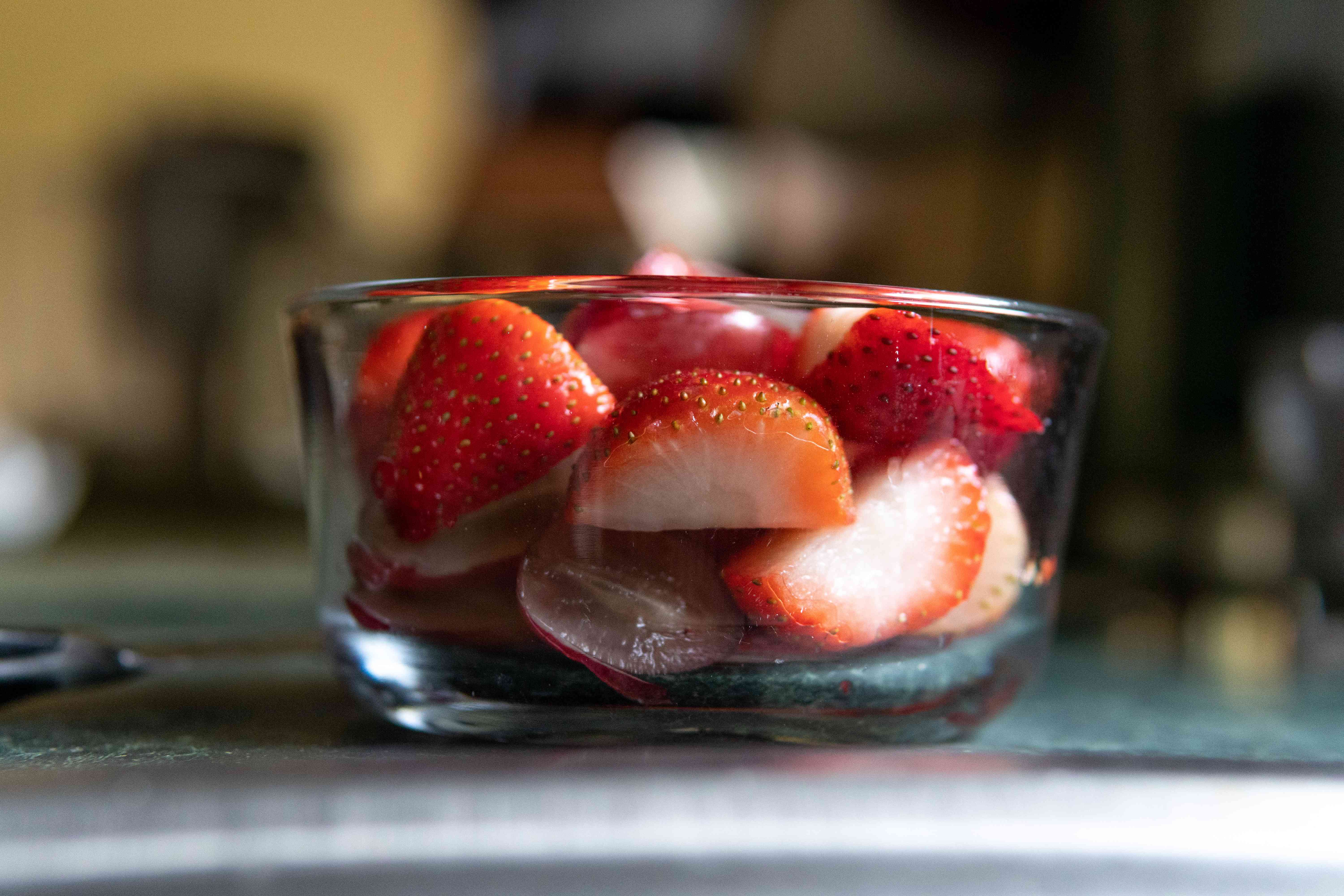 近距离镜头切草莓在透明的碗