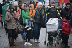 乌克兰难民于2022年4月1日越过波兰