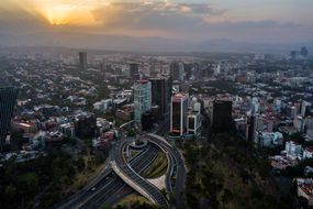 空中无人机视图阿尼略PerifÃ©rico大道上在墨西哥城，墨西哥