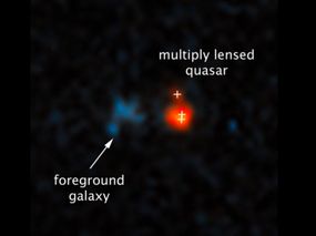 由哈勃太空望远镜捕获的此图像中所示的Quasar，位于地球上的距离超过128亿光年。由于左边的昏暗星系产生的引力透镜效应，才能看出。