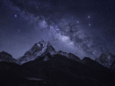 一个疯狂山脉星夜天空