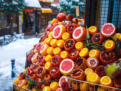 大雪覆盖的市场外，冬季柑橘类水果的陈列