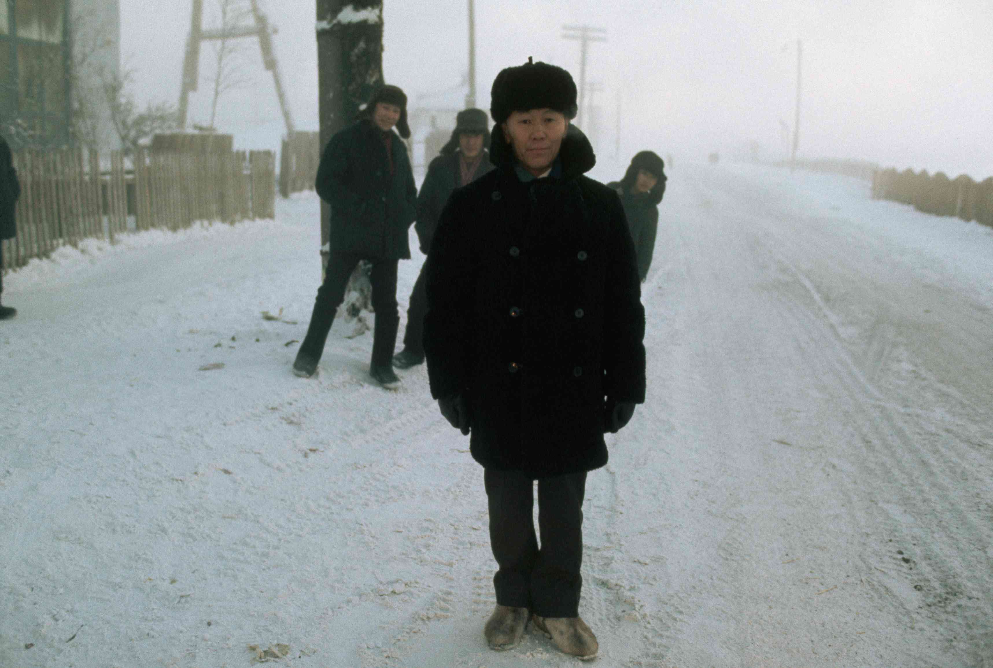 Verkhoyansk市长在一条雪街上“width=