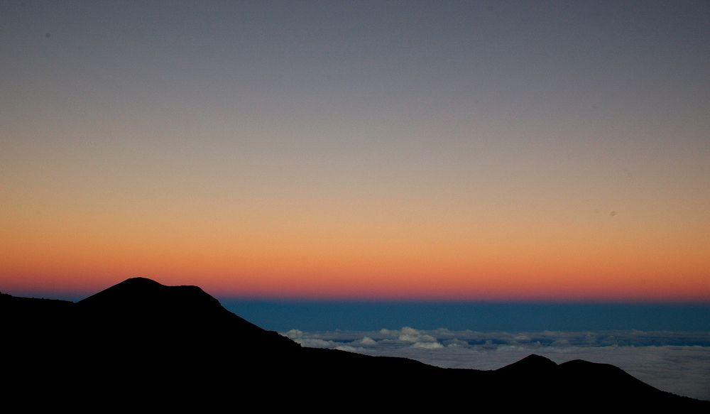 夏威夷莫纳克亚山上拍摄的地球阴影和“金星带”。