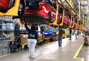 工人在2011年12月14日在密歇根州韦恩市的福特汽车公司的密歇根州议会工厂建立了福特的重点。“width=