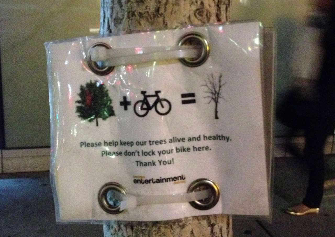 绑在树上的纸条，要求人们不要把自行车锁在树上