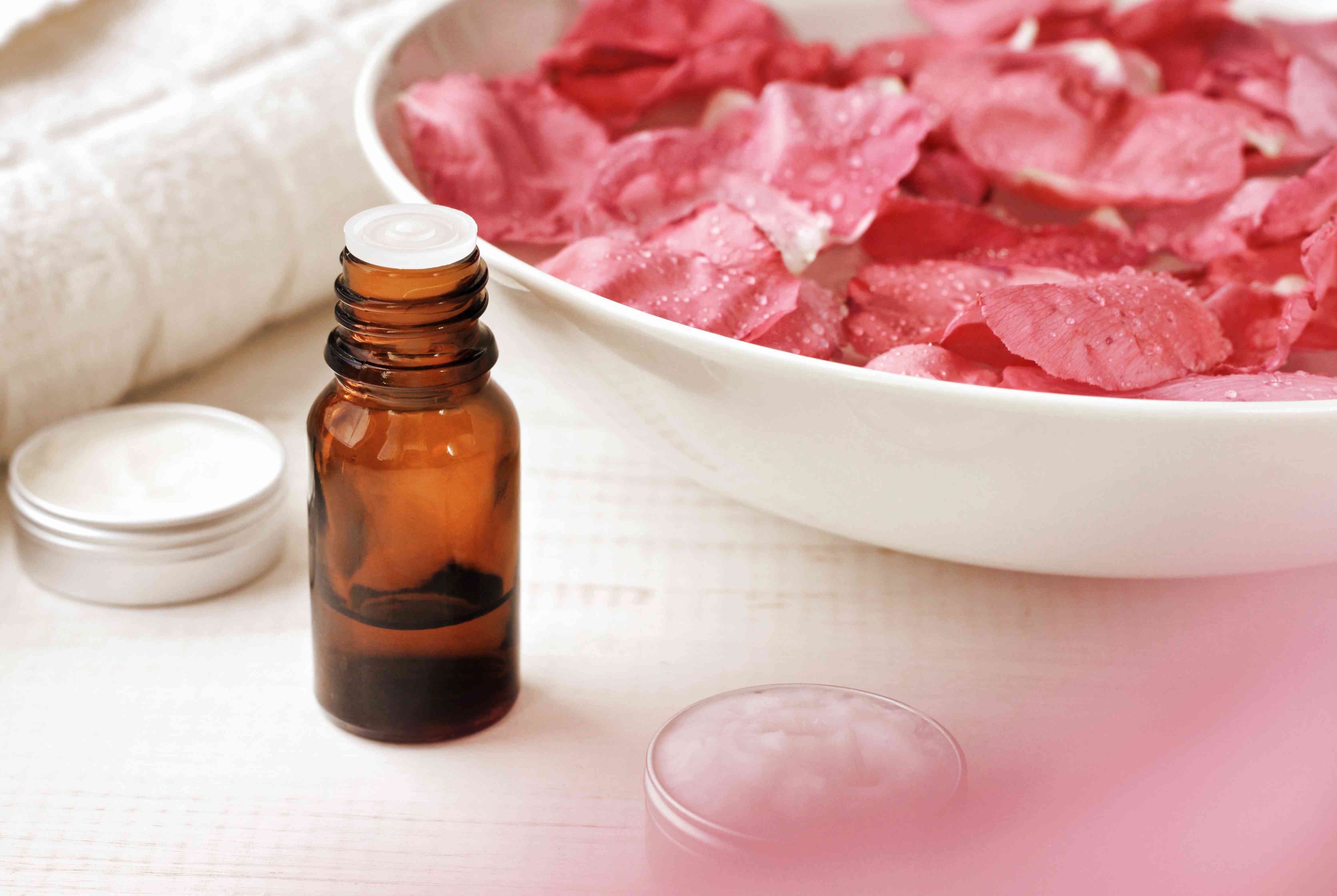 一碗粉色玫瑰花瓣，精油，面部护理。