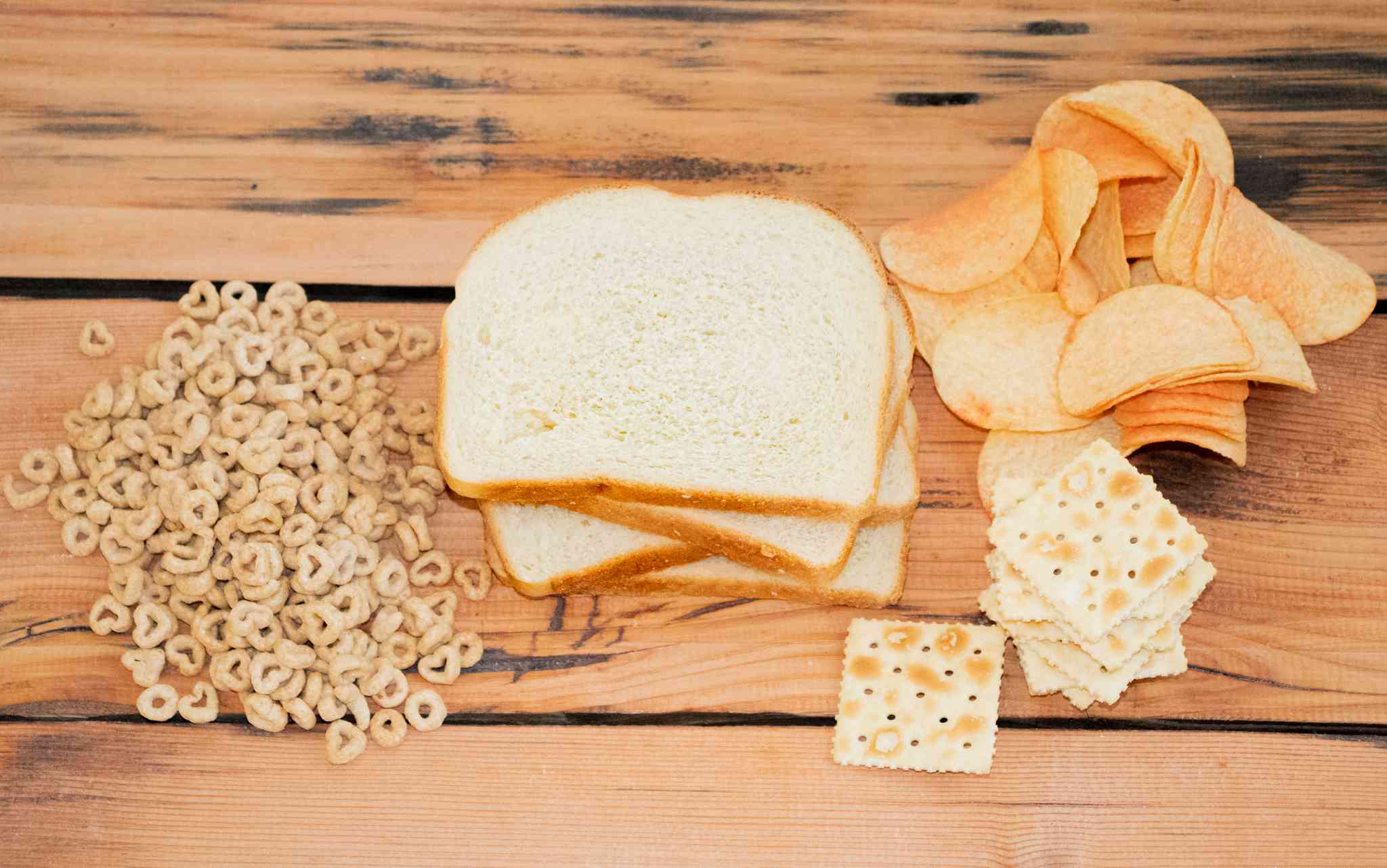 谷物，白面包和薯片都是不健康的食物，不适合鸭子