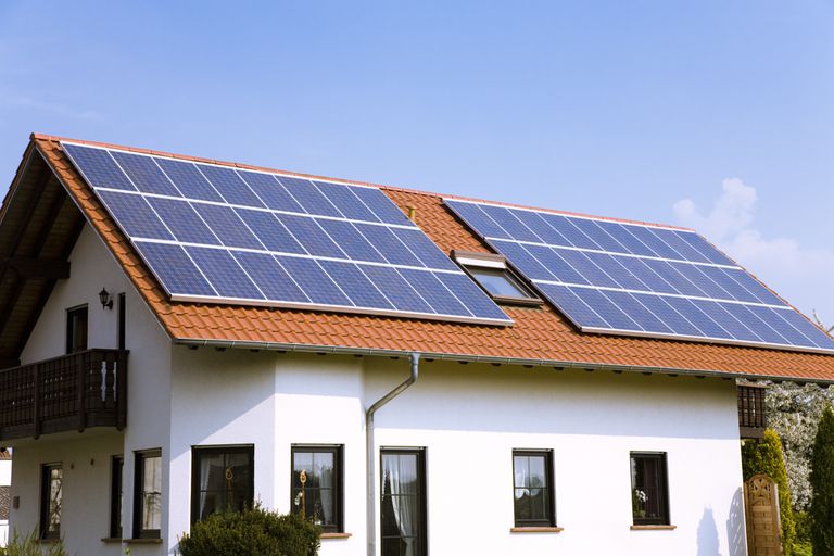 有太阳能电池板的房子＂class=