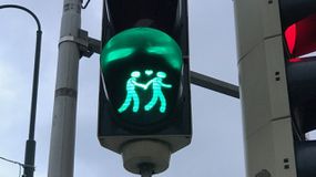 维也纳的越过光线显示两个人牵着手