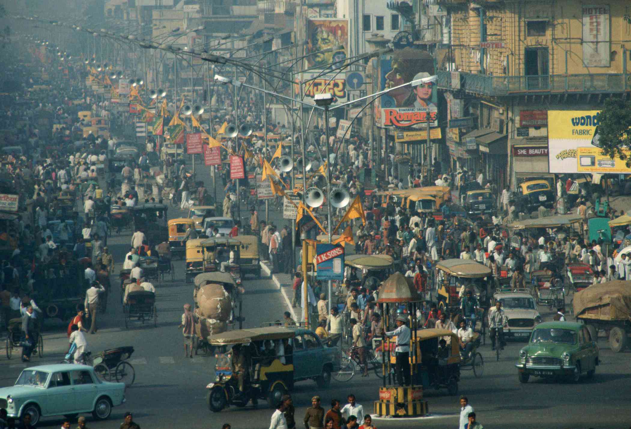 拥挤的街道，德里，印度＂width=