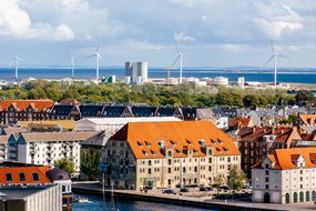 丹麦哥本哈根的风力涡轮机“width=