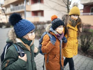 孩子们在冬天走上学校