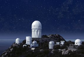 基特峰天文台在一个繁星满天的夜晚