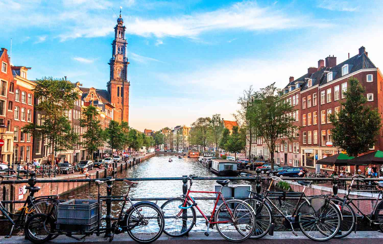 一座桥在阿姆斯特丹的运河两旁自行车