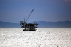 加利福尼亚州亨廷顿海滩附近的油钻平台，卡塔利娜岛在背景