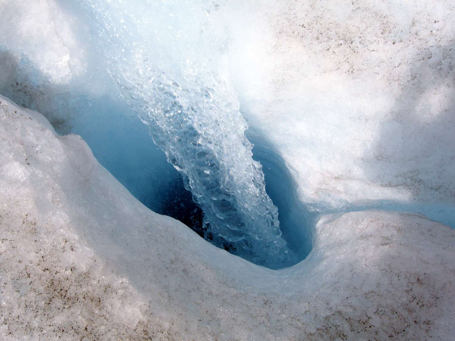 进入阿萨巴斯卡冰川冰穴的地表水