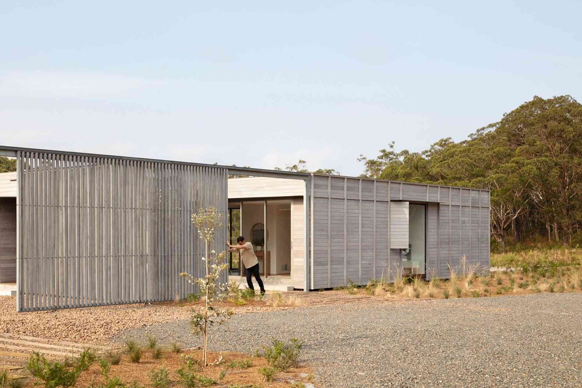 四合院建筑由CHROFI和FABPREFAB屏蔽庭院“width=