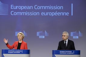2022年12月12日，乌苏娜·冯·德莱恩(左)和国际能源机构执行主任法提赫·比罗尔(右)在布鲁塞尔欧盟委员会总部Berlaymont接受媒体采访。
