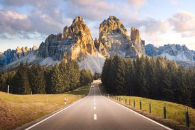 一条道路通向意大利阿尔卑斯山“width=