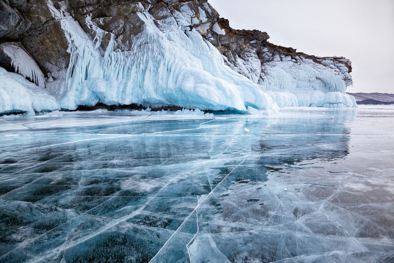 西伯利亚冰冻的湖泊
