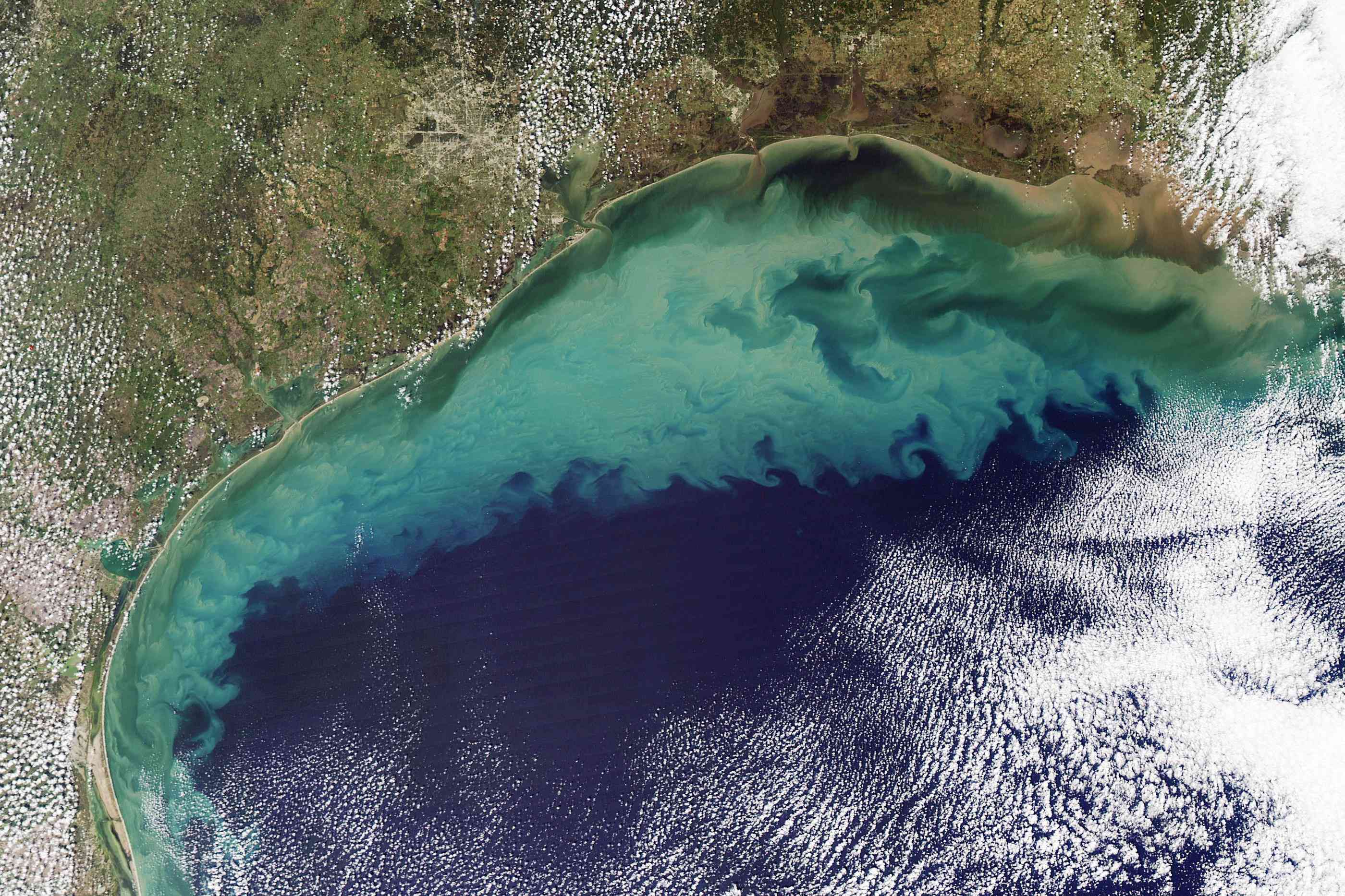 墨西哥湾在美国边境的墨西哥湾云云的卫星景观“width=
