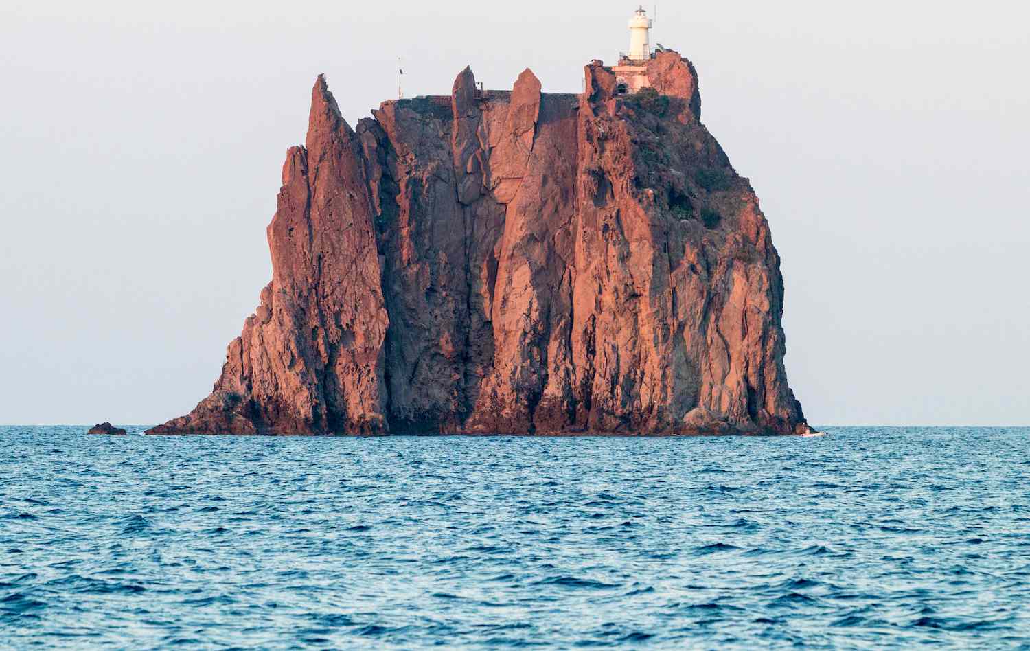 Strombolicchio灯塔坐落在意大利埃奥里亚群岛一个巨大的海蚀柱上