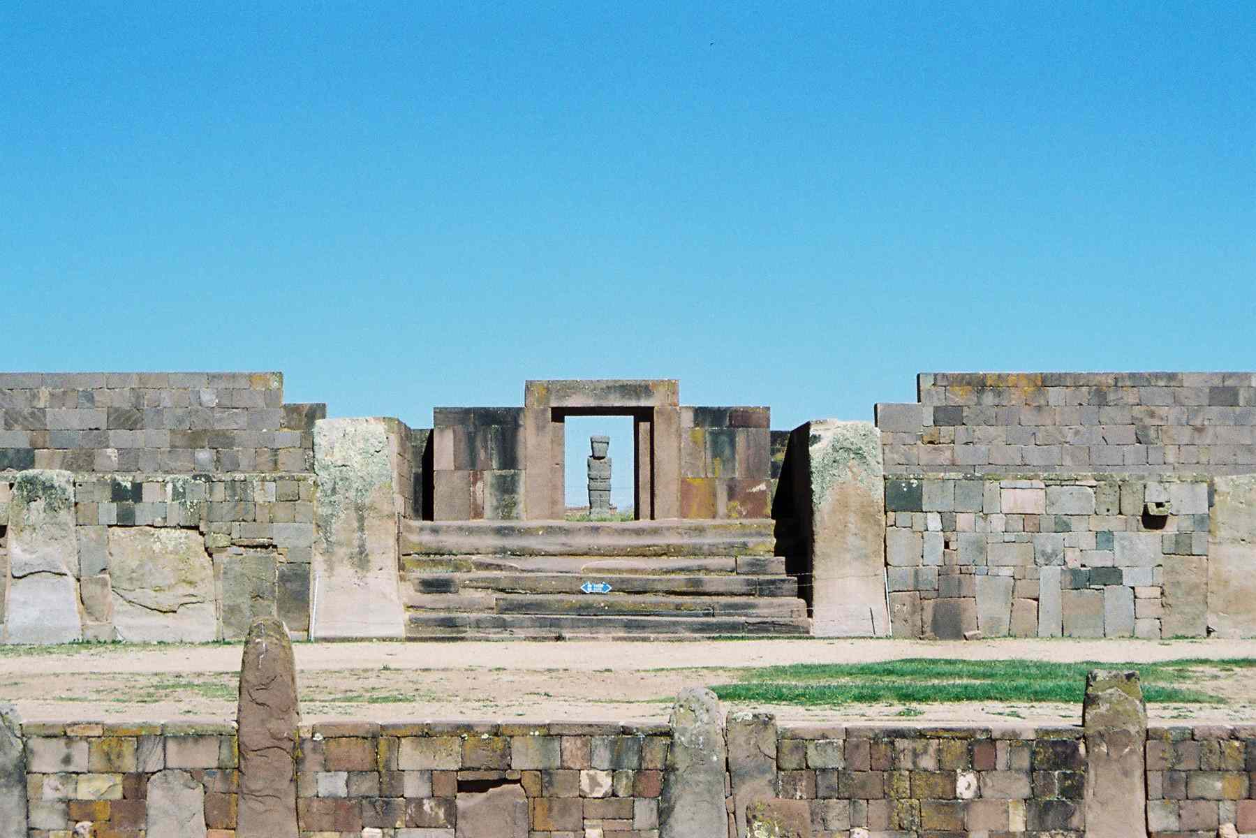 蒂瓦纳库文明寺庙遗址由石头制成，入口处有石像＂width=