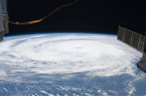 来自太空的飓风票据