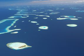 环礁和海岛鸟瞰图在马尔代夫，印度洋，亚洲。＂width=