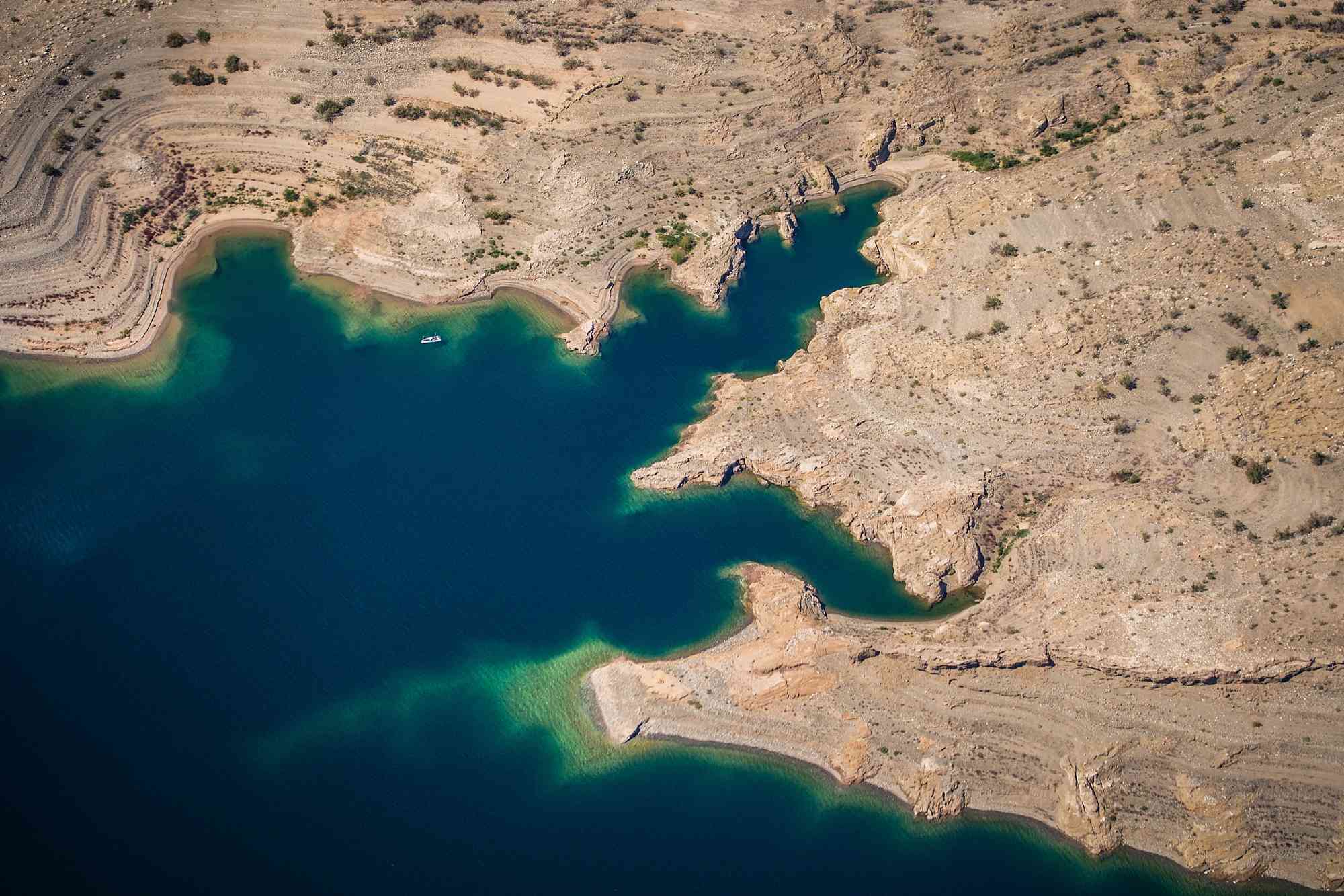 被沙漠包围的米德湖的高角度视图